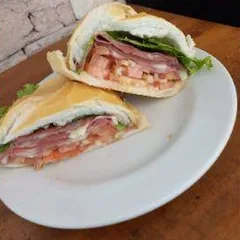 Pão com mortadela Ceratti, mussarela e salada