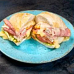 Pão com presunto, ovo, mussarela e salada