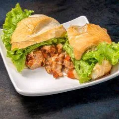 Pão com pernil e mussarela