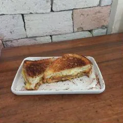 Pão de forma com doce de leite e banana