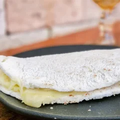 Tapioca de presunto e mussarela